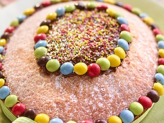 Gâteau au yaourt décoré de pastilles