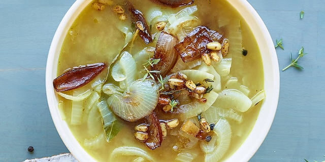 Soupe à l'oignon caramélisé et tartine au fromage de chèvre