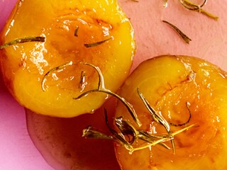 Nectarines met karamel, olijfolie en rozemarijn