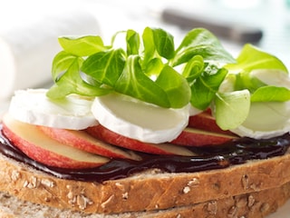 Boterhammen met geitenkaas, appels en Luikse siroop