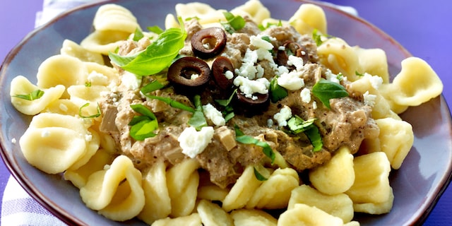 Orecchiette, saus van zwarte olijven en geitenkaas