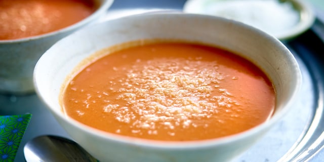 Soupe aux tomates, bananes et lait de coco