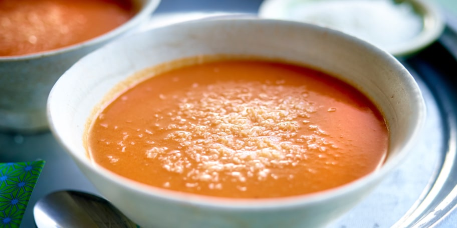 Soep van tomaten, bananen en kokosmelk