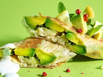 Croque van brickdeeg met avocado en forel