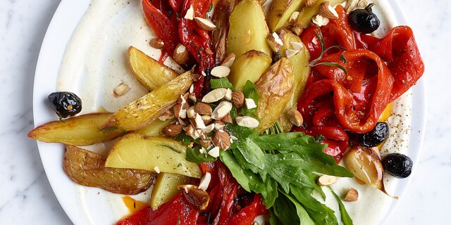 Salade de poivrons rôtis et sauce au yaourt