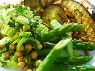 Gegrilde aubergines met groene asperges en grauwe erwten