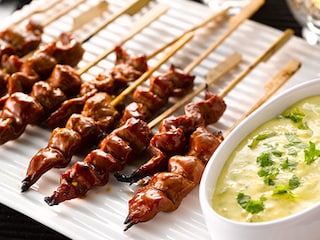 Brochettes de canard, sauce au chutney de mangue