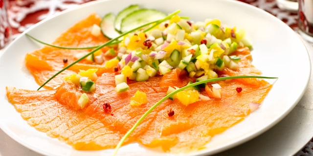 Carpaccio van zalm en salsa met groene appel