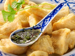 Gefrituurde vis met pittige saus