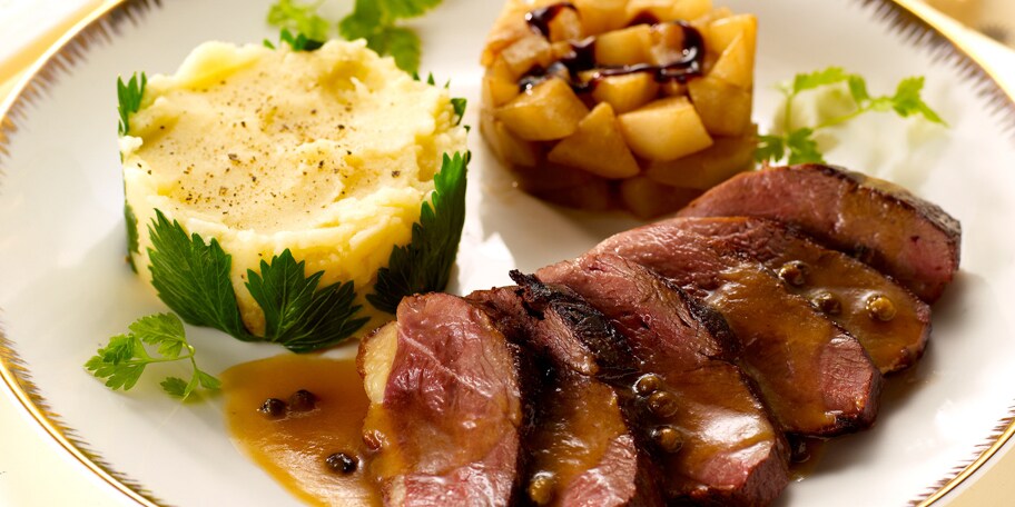 Eendenborst met peren, balsamicoazijn en groene peper