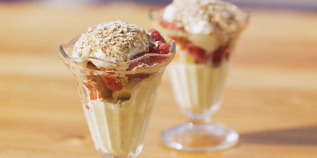 Vanillecoupe met frambozen, kardemomroom en krokante havermout