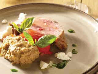 Lamsbout met auberginekaviaar, paprika en geitenkaas