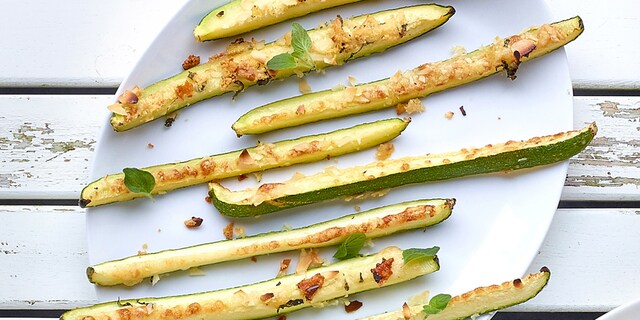 Courgettestaafjes met parmigiano