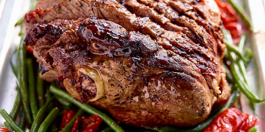 Gigot d'agneau et salade de haricots fins aux tomates séchées