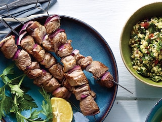 Brochettes d'agneau et salade de taboulé