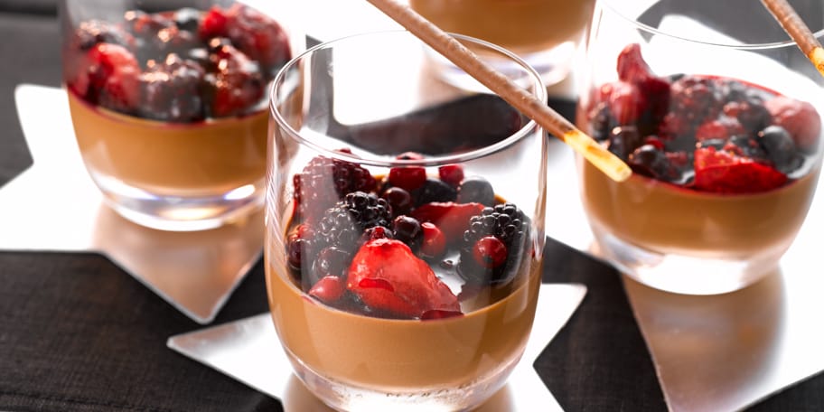 Panna cotta met chocolade en halfgare rode vruchten