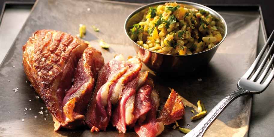 Magret de canard poêlé et salade de blé aux herbes et aux fruits secs