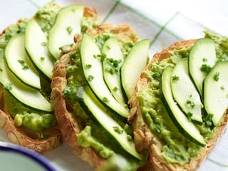 Bruschetta met courgettes, avocado en wasabi