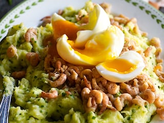 Stoemp d'été aux crevettes grises, à la ciboulette et à la crème aigre