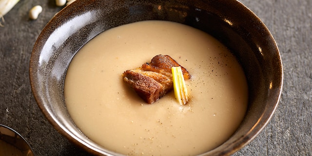 Velouté de haricots lingots et son lard croustillant