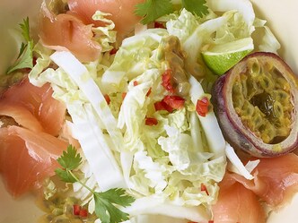 Salade de chou chinois, saumon et fruits de la passion