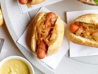 Vegetarische hotdogs met uien