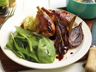 Pilons de poulet à l’échalote, purée de pommes de terre et salade d’épinards