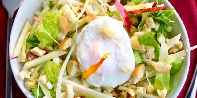 Wintersalade met witloof, croutons en een gepocheerd ei