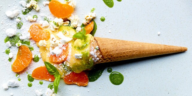 Hoorntjes met clementinecrème, meringue en popcorn