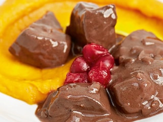 Hinderagout met chocolade, puree van kastanjepompoen