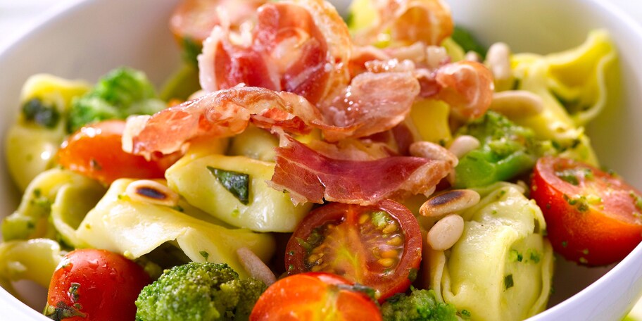 Salade van verse tortellini met broccoli en pancetta