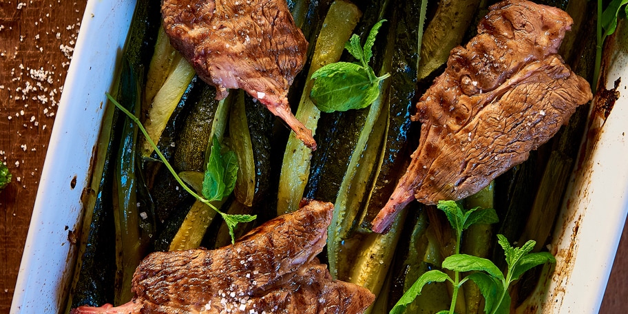 Lamskoteletten en gebakken courgettes met verse munt en Pastis