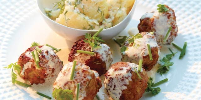 Köttbullar - gehaktballetjes en aardappelsalade met bleekselderij