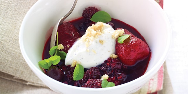 Rodevruchtencompote met yoghurtmousse en kokoscrumble