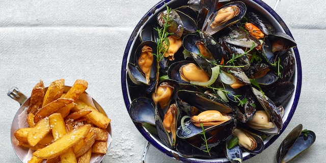 Moules jumbo à la bière blonde et frites maison