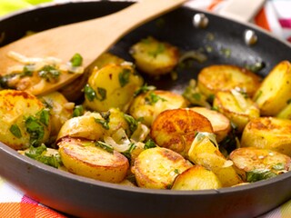 Gebakken aardappelen met basilicum