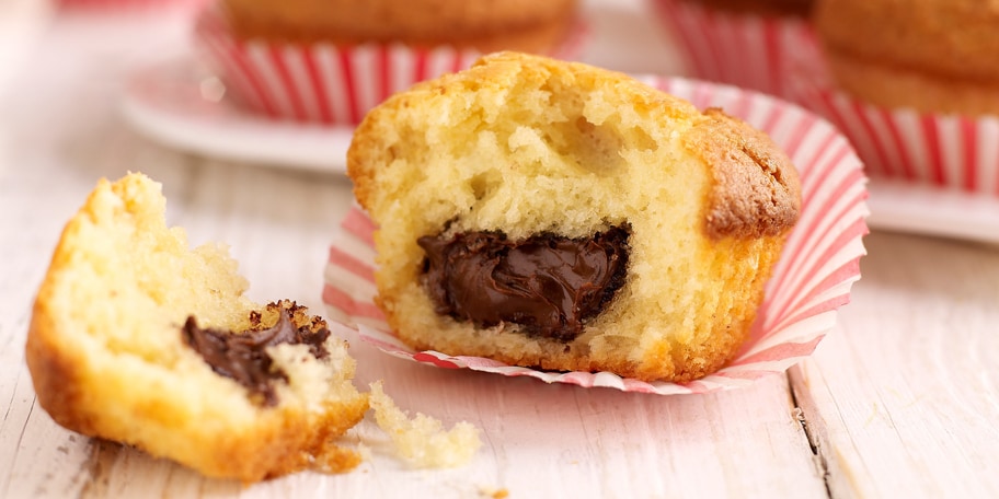 Muffins met chocopasta en amandelen