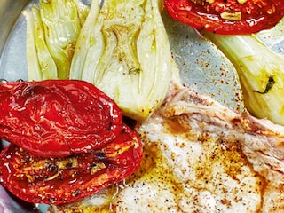 Kalfskoteletten, gestoofde venkel met pastis gekonfijte halve tomaten