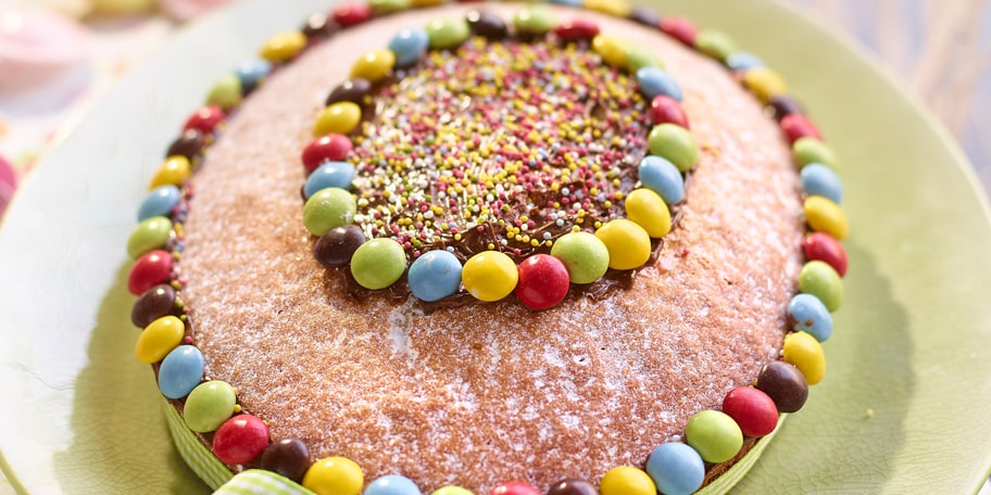 Gâteau au yaourt décoré de pastilles