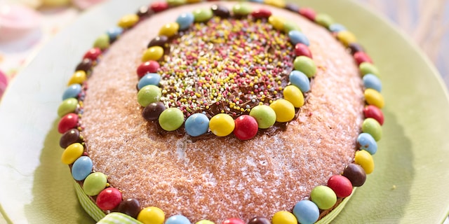 Gâteau au yaourt décoré de pastilles