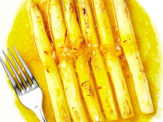Witte asperges met saffraan