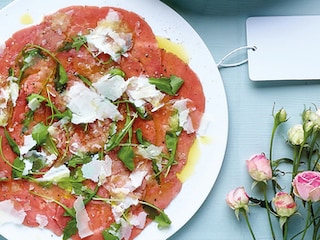 Klassieke rundercarpaccio met parmezaan en rucola