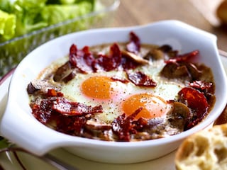 Cocotte-eitjes met champignons en krokante chorizo