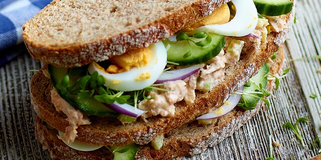 Boterham met zalm, selder en appel