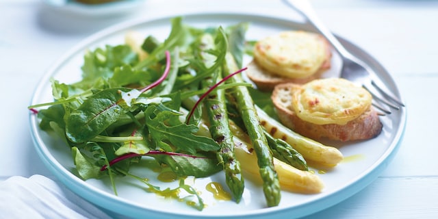 Salade met twee soorten asperges en croutons met geitenkaas