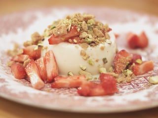 Panna cotta van witte chocolade met aardbeien en crunch