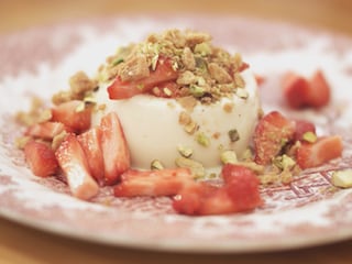 Panna cotta au chocolat blanc avec pistaches et fraises