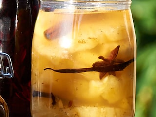 Ananas met siroop van witte wijn, vanille en kruiden