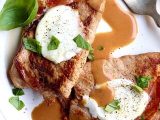 Kalfslapjes met salie, ham en mozzarella