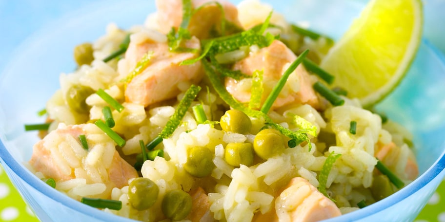 Pilaf met zalm en limoen